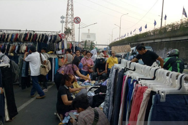 Suasana pedagang kaki lima di Jalan Senen Raya yang menggunakan badan jalan untuk menjajakan barang daganganya, Senin (18/11/2019). (ANTARA/Livia Kristianti)