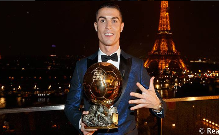 Ronaldo bersama Ballon d'Or