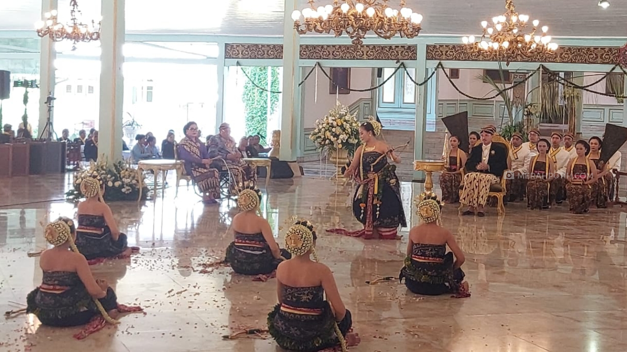 Tarian Sakral Bedhaya Anglir Mendung Tandai Kenaikan Tahta Mangkunegoro X