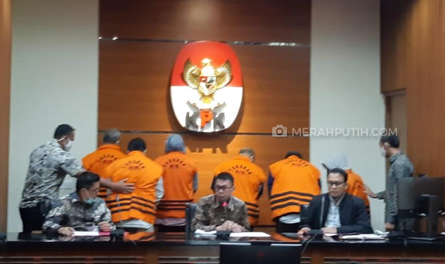 KPK Tetapkan Bupati dan Ketua DPRD Kutai Timur Tersangka