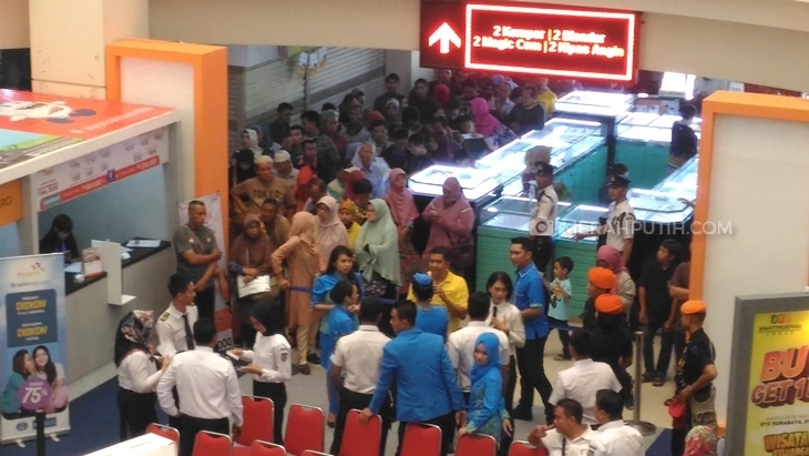 Ratusan Penumpang Rela Antre Demi Tiket Promo PT KAI