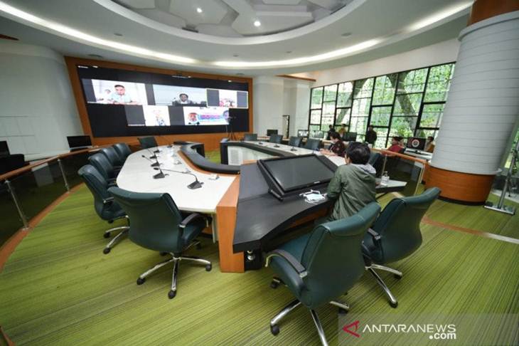 Menteri Desa, Pembangunan Daerah Tertinggal dan Transmigrasi (Mendes PDTT) Abdul Halim Iskandar melakukan telekonferensi dengan sejumlah kepala desa dari kantornya di Kemendes PDTT, Jakarta, Jumat (27/3/2020). (Humas Kemendes PDTT)
