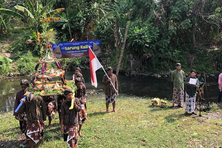 Kegiatan Larung Kali yang digelar pemuda Kampung Balirejo Yogyakarta untuk menyambut Sumpah Pemuda sekaligus kampanye menjaga kelestarian sungai (Eka Arifa Rusqiyati)