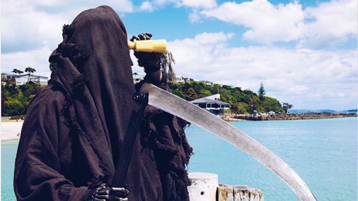 Seram! Swim Reaper Berkeliaran di Pantai