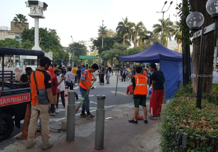 Tak Pakai Masker Saat CFD, Warga Dihukum Nyapu Jalan