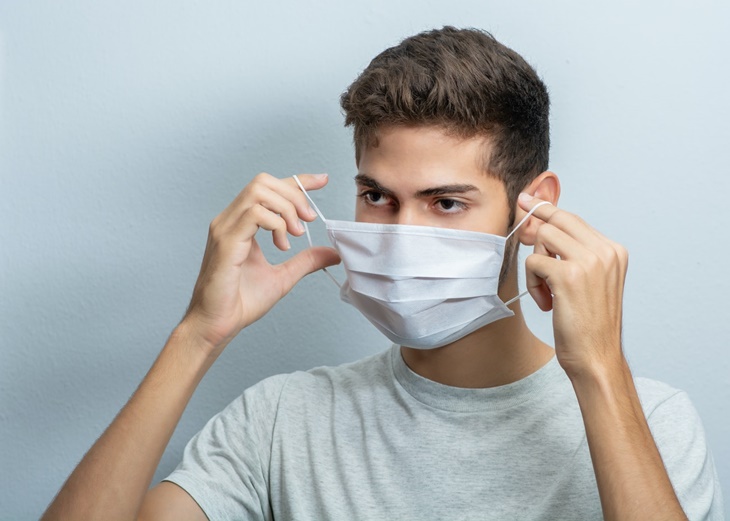 Sering Pakai Masker Saat Puasa Bikin Mulut Lebih Bau?