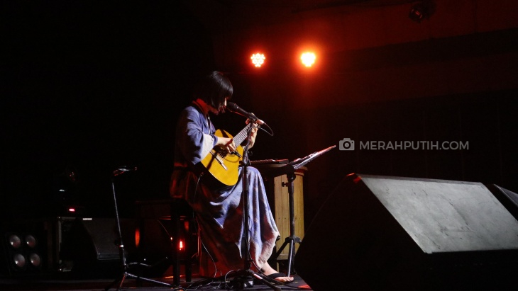 Penampilan Intens dan Minimalis Ichiko Aoba di Jakarta