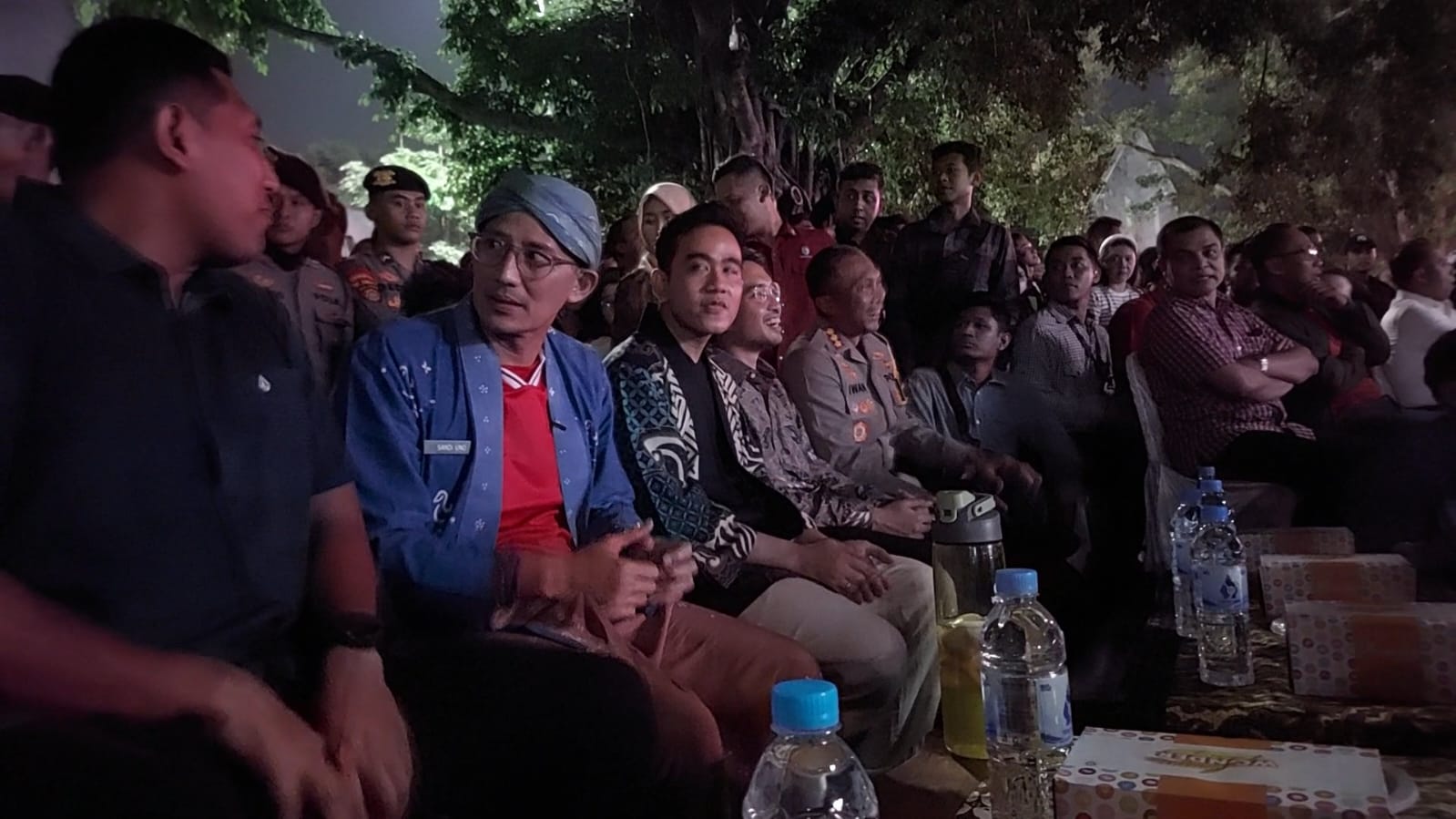 Gibran dan Sandiaga Nobar Timnas U-23 di Balai Kota, Oknum Suporter Nekat Nyalakan Petasan
