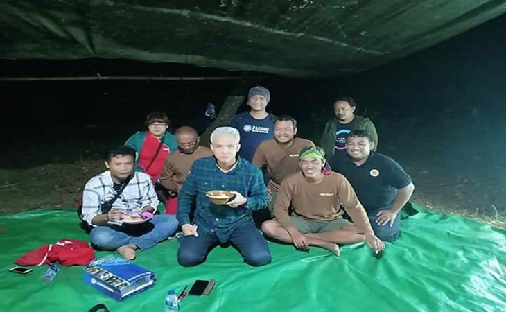Ganjar Pranowo bersama relawan