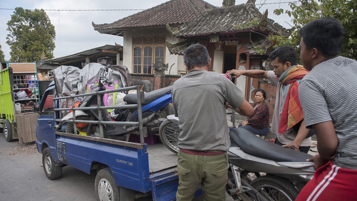 Masyarakat Rawan Bencana Gunung Agung Mengungsi