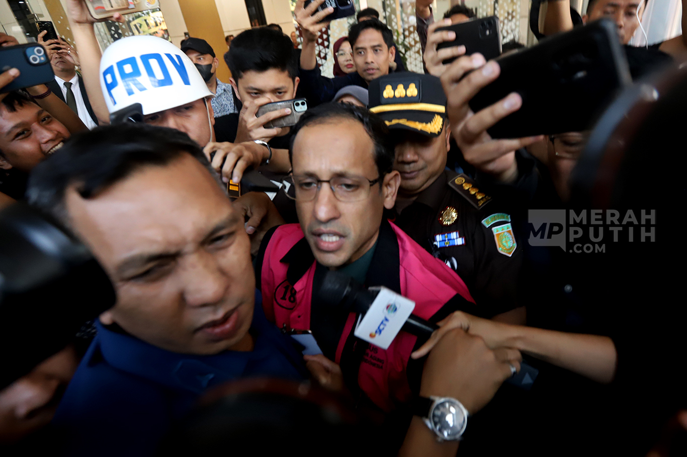 Tersangka Korupsi Pengadaan Laptop Chromebook  dan Mantan Mendikbudristek Nadiem Makarim memakai rompi pink saat memasuki mobil tahanan di Gedung Bundar, Kejaksaan Agung, Jakarta, Kamis (4/8/2025).