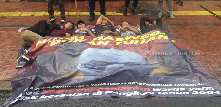  Aksi Gerakan Mahasiswa Pengawal Keadilan (GMPK) di depan Kejaksaan Agung, Jumat (10/1) siang tadi. (Foto: MP/Kanugrahan)