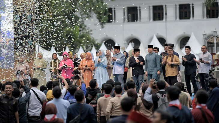 Jutaan Rantang Makanan Dibagi-bagi ke Warga Tak Mampu