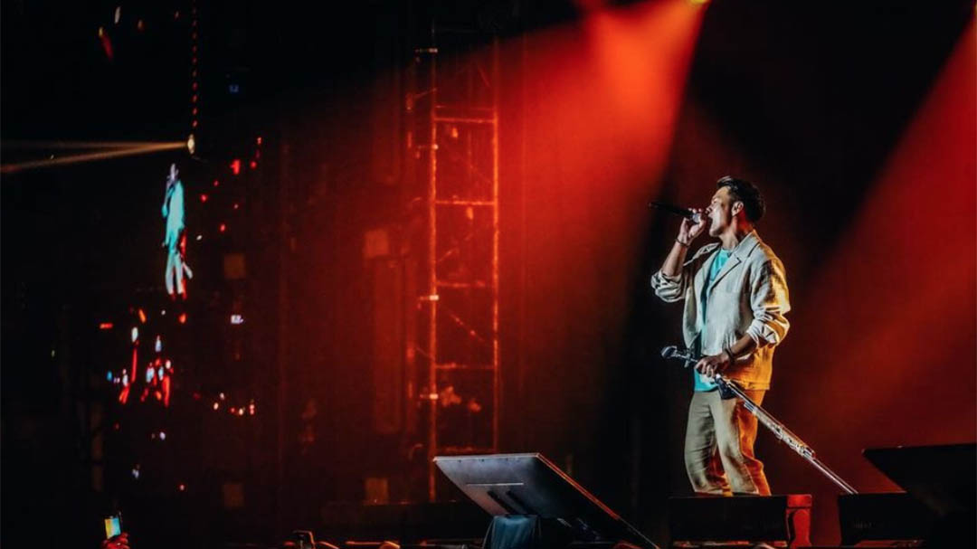 Tampil di Lifetime Tribute to Chrisye Concert, Ariel Noah Berandai Chrisye Nyanyikan ‘Ada Apa Denganmu’