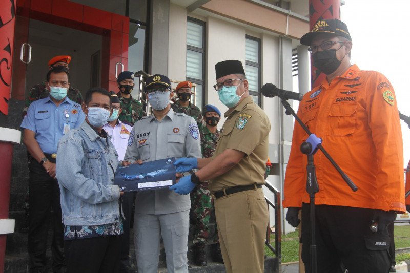 Kadis Kesehatan Kalbar Horisson saat menerima kedua jenazah korban kecelakaan pesawat Sriwijaya Air di Bandara Supadio Pontianak, Senin. (Istimewa)