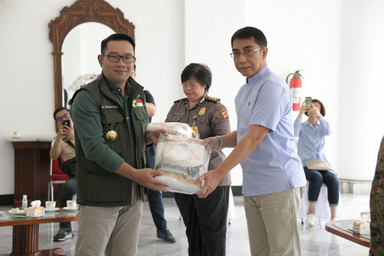 Gubernur Jawa Barat, Ridwan Kamil secara simbolis memberikan bantuan APD kepada lima direktur rumah sakit utama rujukan COVID-19 di Jabar. Foto: Humas Pemprov Jabar