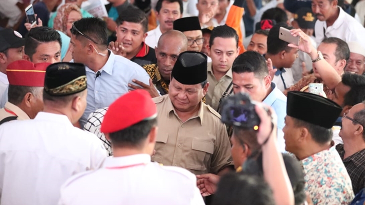 Calon presiden nomor urut 02 Prabowo Subianto menyapa masyarakat Blora, Jawa Tengah. (Foto: merahputih.com/Ponco Sulaksono)