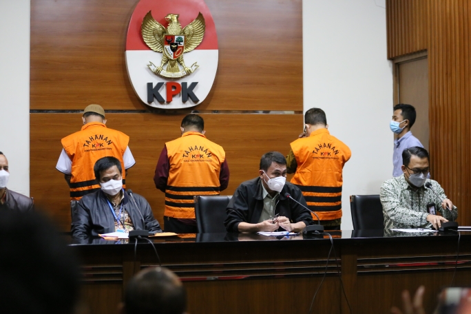 Tersangka suap Hakim Itong (paling kanan) saat dihadirkan KPK. Kamis, 20/1/2022 (Foto : MP/Dicke Prasetia)