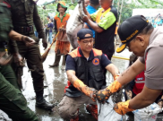Lagi Bersihkan Lapangan Voli Pakai Tangan, Anies Tolak Diberi Minum