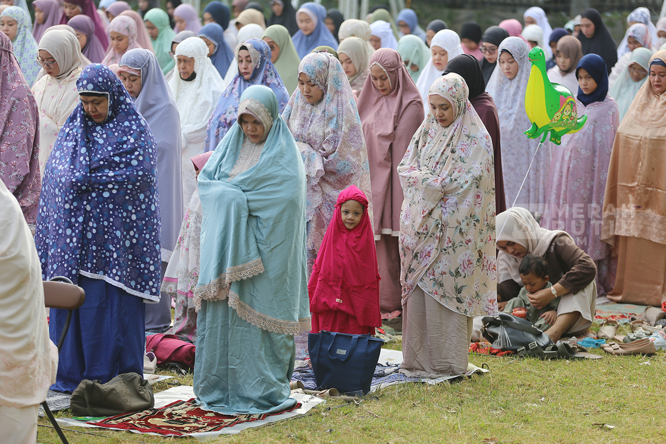 Keceriaan Anak-Anak Warnai Shalat Idul Fitri 1447 H di Lapangan Sepak Bola Rempoa