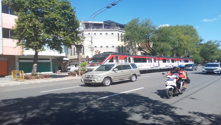 KA Batara Kresna relasi Stasiun Purwosari Solo-Stasiun Sriwedari melintas di Jalan Slamet Riyadi. (MP/Ismail)
