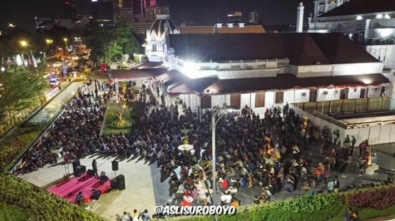 Warga Berkerumun di Alun-Alun Surabaya, Pemkot Dikecam