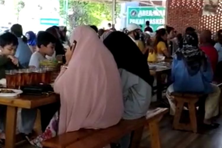 Video suasana restoran di Padang yang ramai pengunjung tanpa protokol kesehatan.(Foto tangkap layar video)