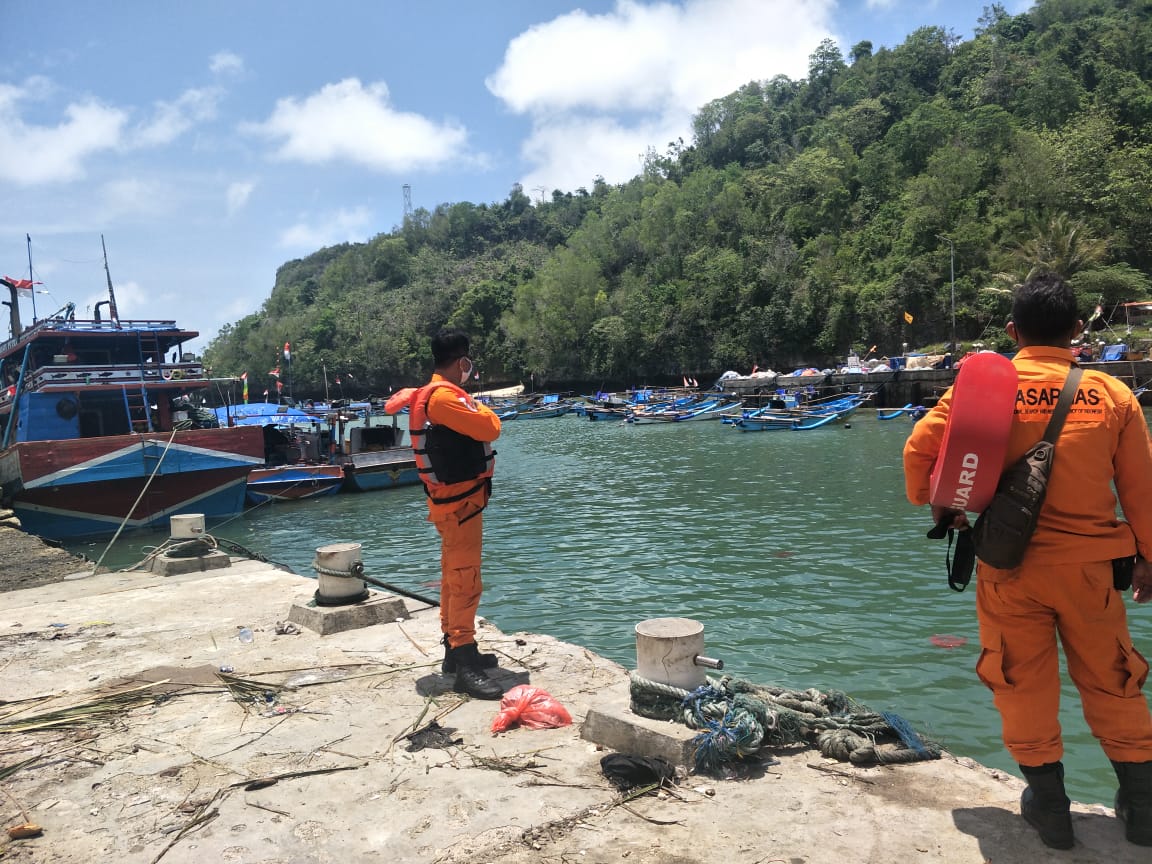 Santri Asal Bekasi Tergulung Ombak di Pantai Parangtritis Yogyakarta