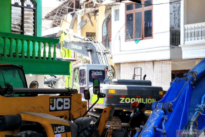 BNPB Mulai Fokus Cari Jenazah Santri Tertimbun Bangunan Roboh Ponpes Al Khoziny,  Tak Ada Lagi Tanda kehidupan