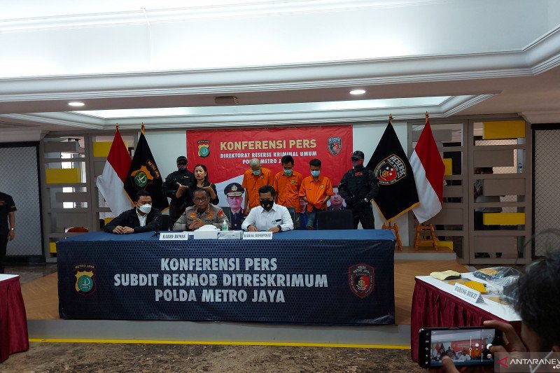 Kabid Humas Polda Metro Jaya Kombes Pol Yusri Yunus (tengah depan) berikan keterangan dalam penangkapan dua pelaku penipuan yang melancarkan aksinya dengan modus menyebar pesan singkat (SMS) secara acak di Mapolda Metro Jaya, Senin (1/3/2021). ANTARA/Fianda Rassat