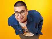 Indahnya Jatuh Cinta Dituangkan Kaleb J di Single 'To The Moon and Back'