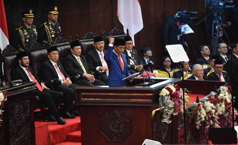 Presiden Joko Widodo menyampaikan pidato pada Sidang Tahunan MPR di Kompleks Parlemen, Senayan, Jakarta, Jumat (16/8/2019). ANTARA FOTO/Sigid Kurniawan/pras.