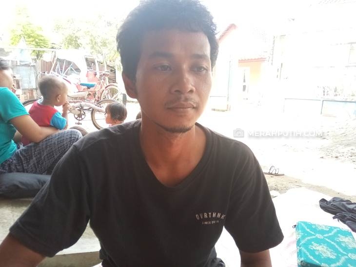  Dul Rohmat (30) yang terkena PHK tinggal di becak bersama keluarganya dan mengg ang, Junat (8/5). (MP/Ismail)