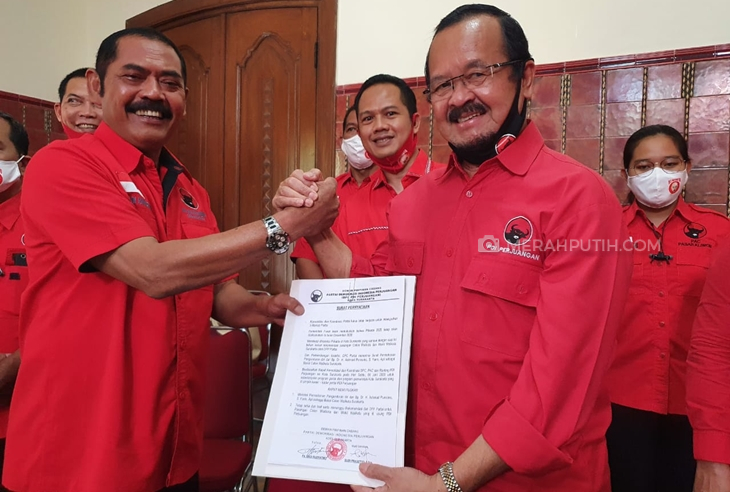Mantan bakal cawali yang diusung DPC PDIP Solo, Achmad Purnomo menerima surat penolakan mundur di Pilwakot Solo. (MP/Ismail)