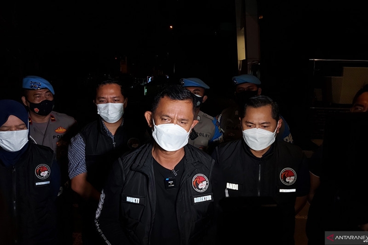 Direktur Reserse Narkoba Polda Metro Jaya Kombes Pol Mukti Juharsa (tengah) memberikan keterangan terkait penyegelan dua tempat karaoke di Jakarta dan Tangerang Selatan, Sabtu (11/9). ANTARA/Fianda Sjofjan Rassat
