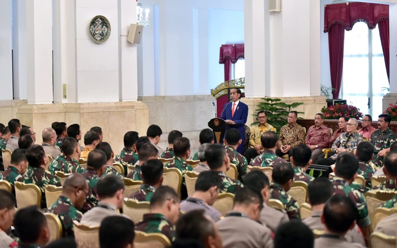 Presiden Jokowi bersama para perwira tinggi TNI di Istana Negara