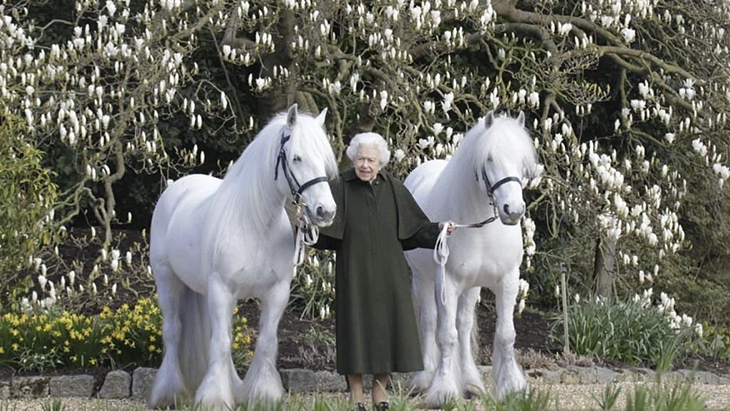 Momen Fashion Ikonik Ratu Elizabeth II dari Tahun ke Tahun