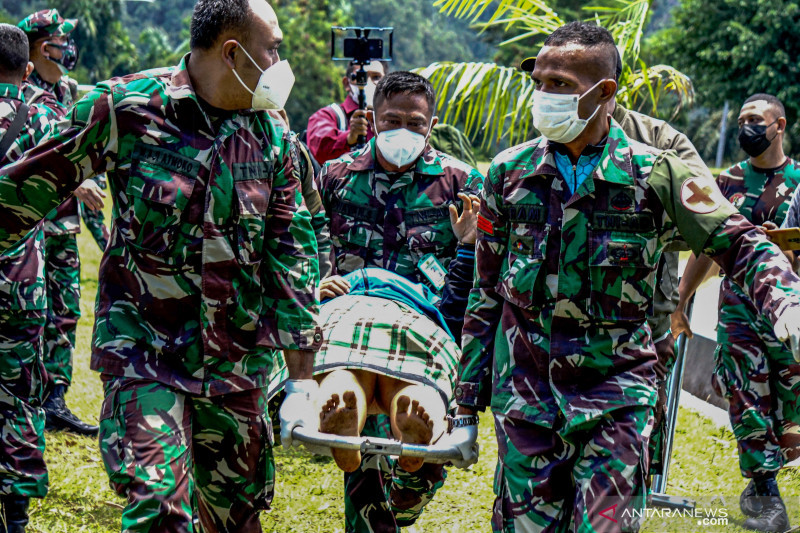 Evakuasi Nakes di Papua. (Foto: Antara)