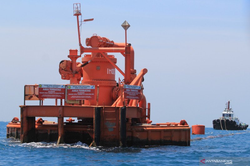 Sebuah kapal berlabuh di sekitar stasiun suplai minyak dan gas terapung di perairan Balongan, Indramayu, Jawa Barat, Rabu (11/11/2020). (Foto: Antara)