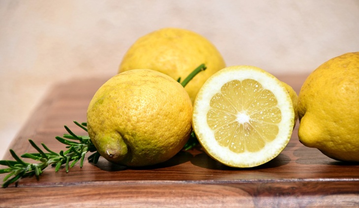 Jeruk nipis biasanya ditambahkan di sebagian hidangan. (Foto: Pixabay/ulleo)