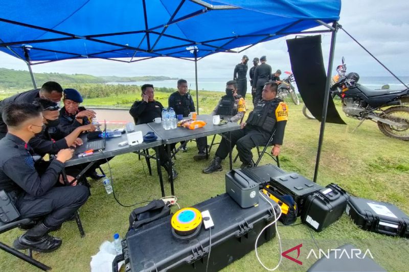 Tim dari Korps Brimob Polri melaksanakan giat pengawasan "drone" di salah satu bukit sekitar kawasan Sirkuit Mandalika, Lombok Tengah, NTB, Kamis (10/2/2022). (ANTARA/HO-Humas Polda NTB)