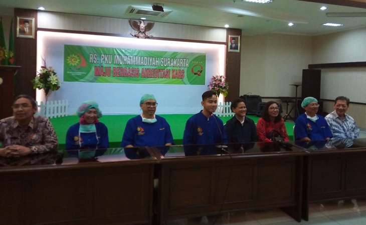 Gibran memberikan keterangan pers terkait kelahiran anak keduanya