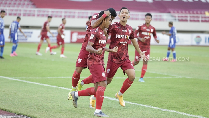 Pemain Persis Solo merayakan gol yang dicetak ke gawang PSCP Cilacap pada Liga 2 di Stadion Manahan Solo. (MP/Ismail)