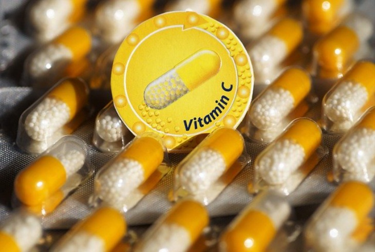 Minum Vitamin C dan zink untuk memperkuat sistem imun tubuh. (Foto: pixabay/ivabalk)