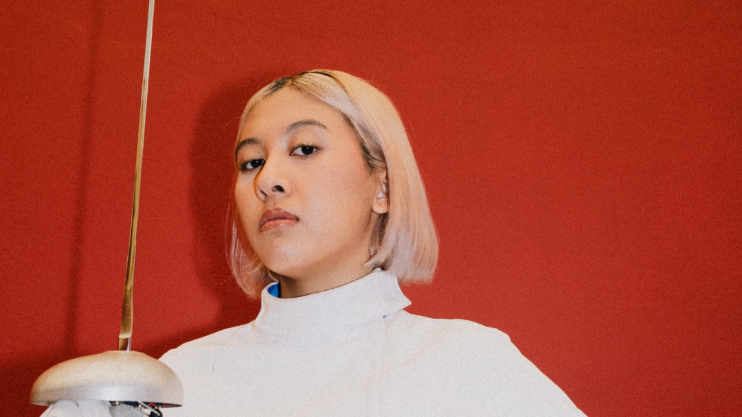 Noni Tampil sebagai Pemain Anggar di Video Musik 'RECKLESS'
