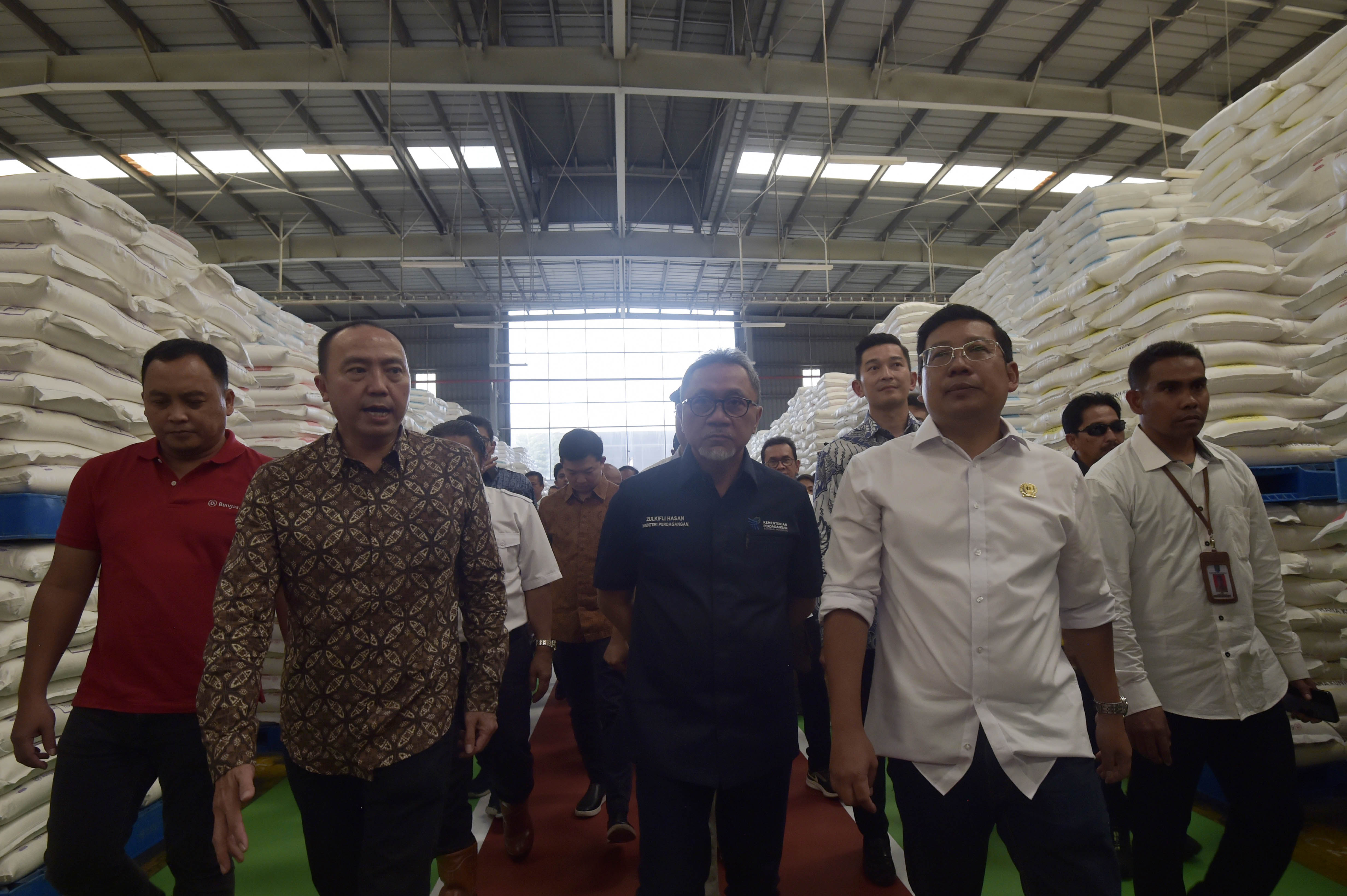 Menteri Perdagangan, Zulkifli Hasan bersama Kepala Badan Pangan Nasional Arief Prasetyo Adi, Gubernur Nusa Tenggara Barat, Zulkieflimansyah, Penjabat Gubernur Banten Al Muktabar, Bupati Sumbawa, Mahmud Abdullah, dan Ketua Satgas Pangan Polri, Whisnu Hermawan Februanto mengunjungi pabrik PT Bungasari Flour Mills Indonesia di Cilegon, Banten, Minggu (15/1). Foto: Kemendag