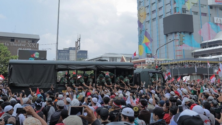 Teriakkan 'Prabowo-Sandi Presiden' Menggema di Halaman Depan Gedung Bawaslu