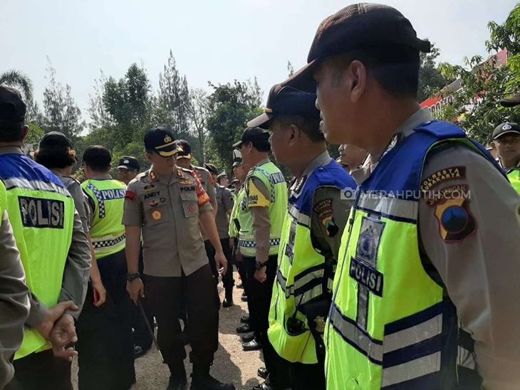 Kapolresta Surakarta AKBP Andy Rifai melakulan pengecekan kesiapan anggota dalam mengamankan pelantikan presiden dan wakil Presiden di Solo, Jumat (18/10). (Foto: MP/Ismail)