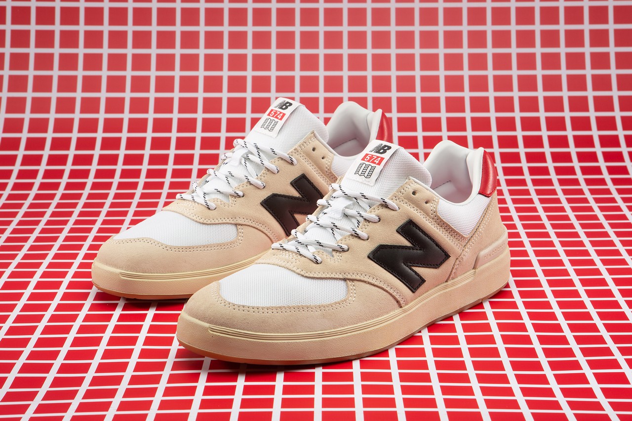 Gaya klasik New Balance 574 untuk sepatunya (Foto: Topo Designs)
