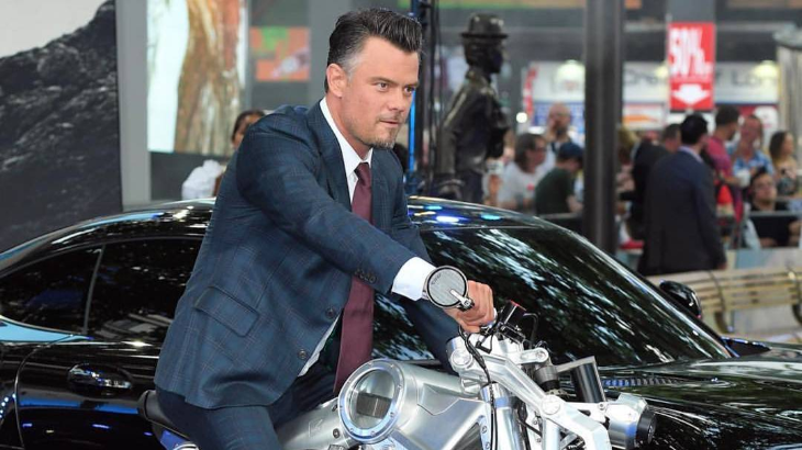 Josh Duhamel Raih Gelar Doktor Kehormatan